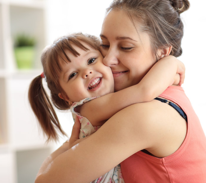 Mutter mit Kind im Arm