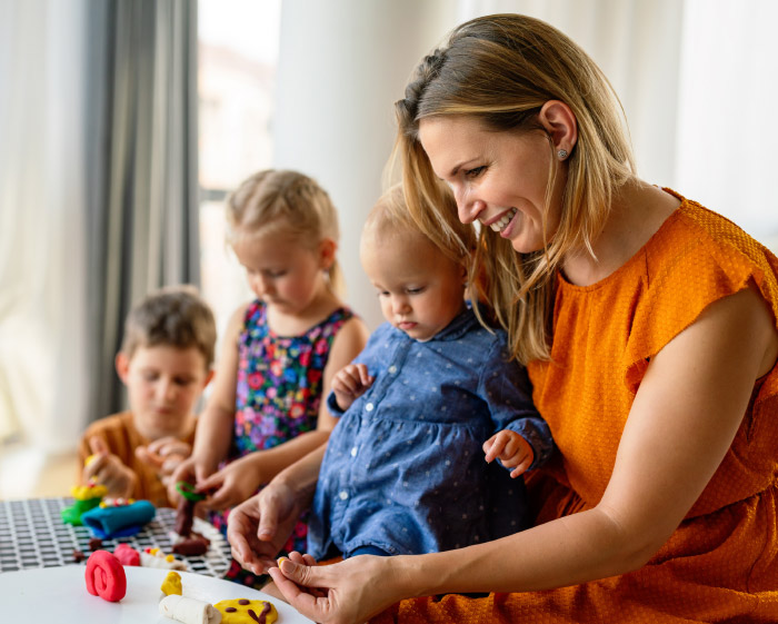 Kitamitarbeiterin mit Kindern